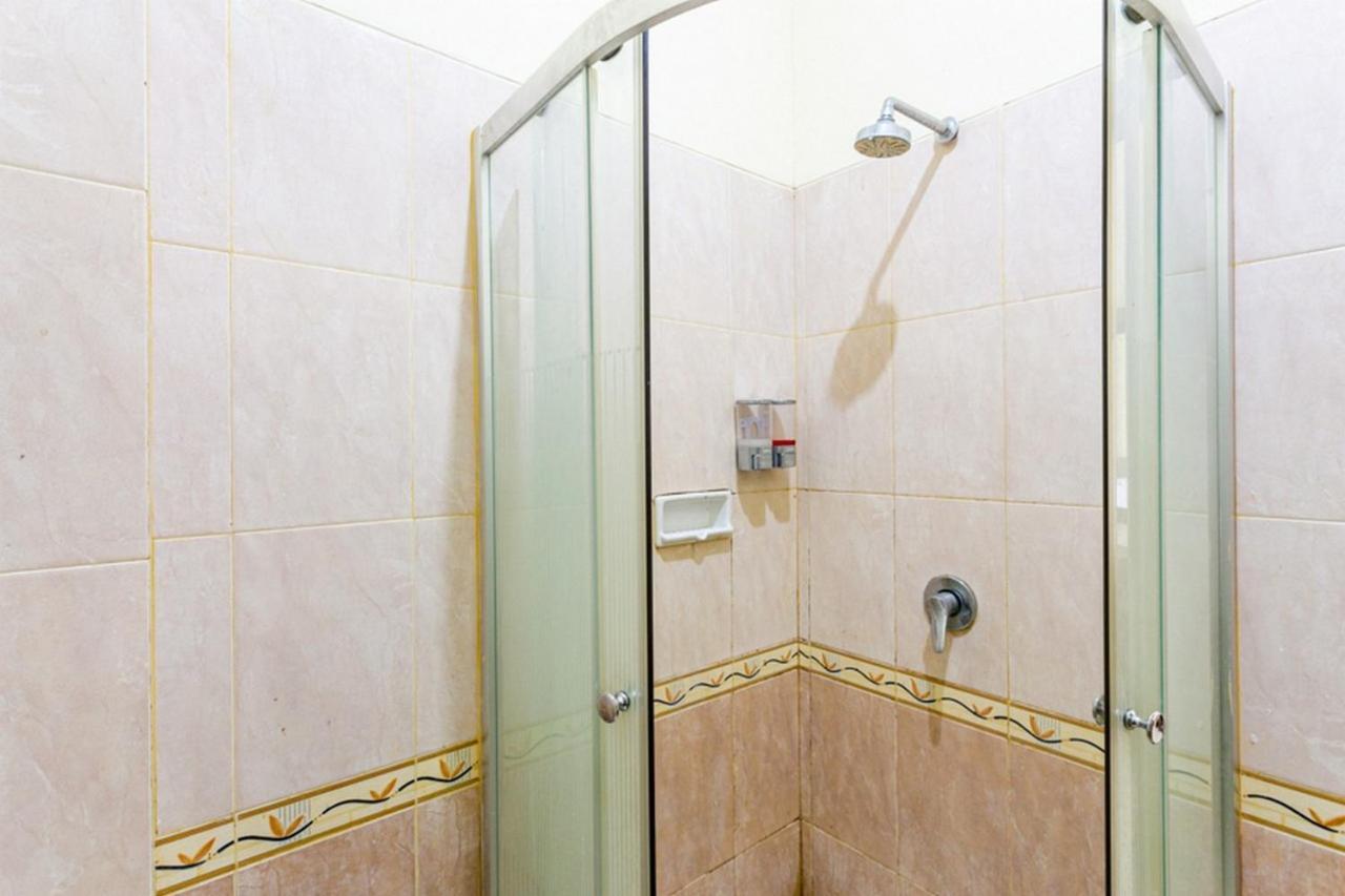 RedDoorz Plus near Alun Alun Karanganyar Surakarta  Luaran gambar