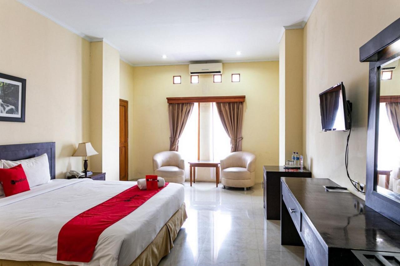 RedDoorz Plus near Alun Alun Karanganyar Surakarta  Luaran gambar