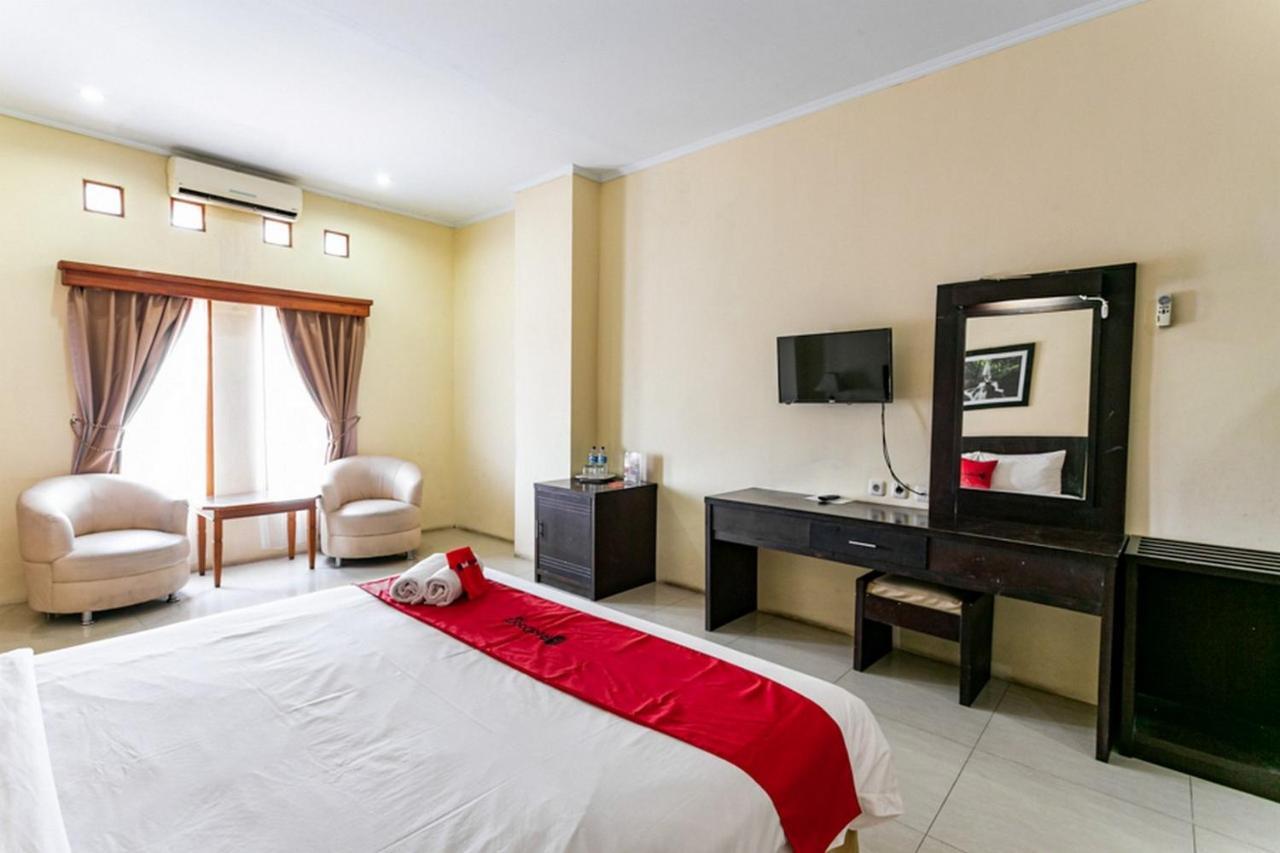 RedDoorz Plus near Alun Alun Karanganyar Surakarta  Luaran gambar
