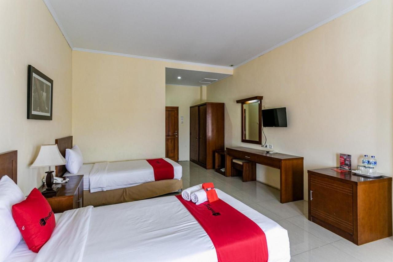 RedDoorz Plus near Alun Alun Karanganyar Surakarta  Luaran gambar
