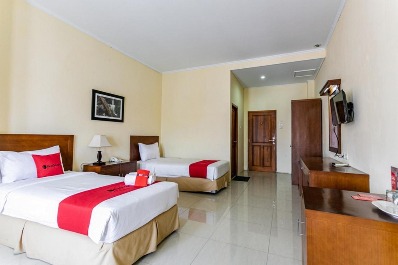 RedDoorz Plus near Alun Alun Karanganyar Surakarta  Luaran gambar