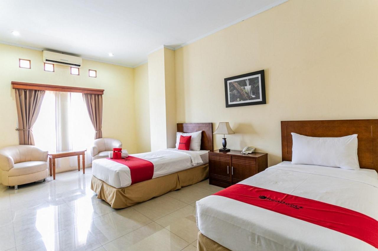 RedDoorz Plus near Alun Alun Karanganyar Surakarta  Luaran gambar