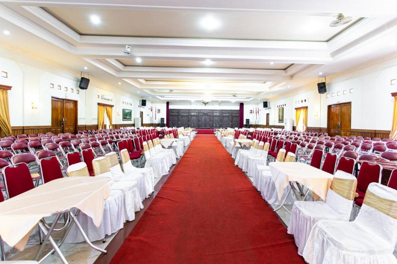 RedDoorz Plus near Alun Alun Karanganyar Surakarta  Luaran gambar