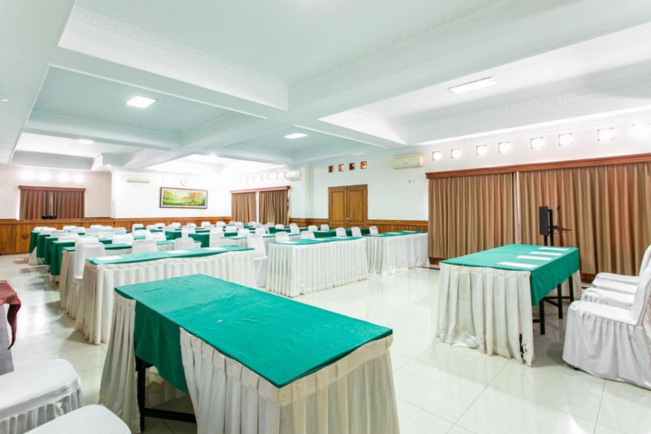 RedDoorz Plus near Alun Alun Karanganyar Surakarta  Luaran gambar